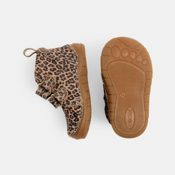 بوت قصير باللون البني للخطوات الأولى للفتيات الصغيرات